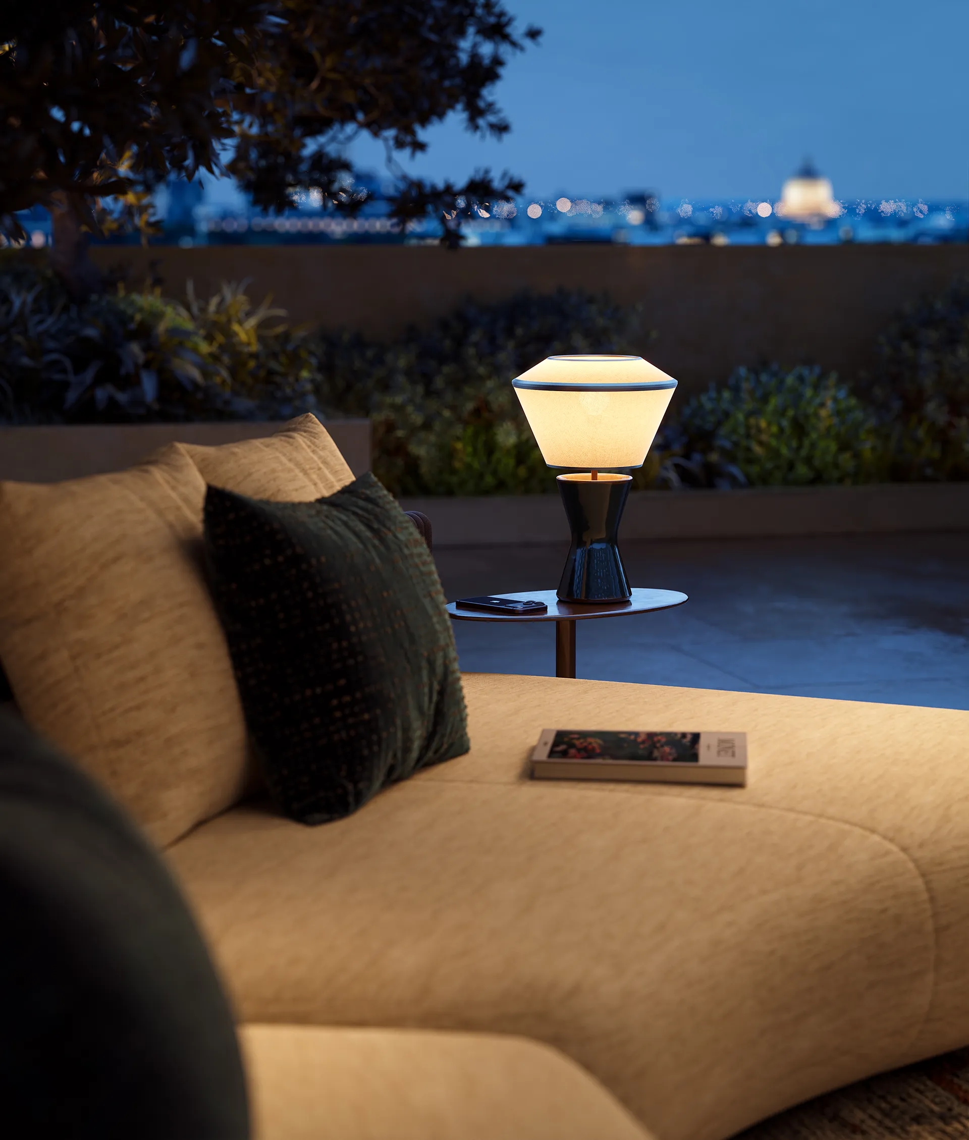 Dettaglio della terrazza panoramica di DONO Sky Collection al crepuscolo, con sedute eleganti e illuminazione soffusa.